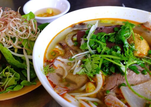 Nước dùng của quán bún bò Bà Diệu được nấu từ xương, mang vị ngọt tự nhiên