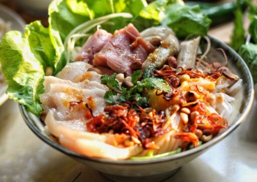 Bún mắm nêm Ngọc là nơi du khách có thể thưởng thức nhiều món ăn mang hương vị truyền thống miền Trung