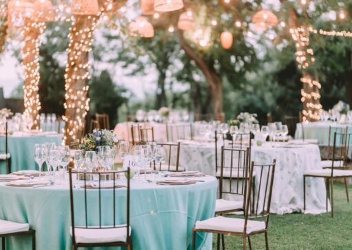 Có thể sử dụng những chiếc đèn nhỏ nhắn, lấp lánh như các ngôi sao, để tạo nên không gian mềm mại và lãng mạn cho buổi tiệc cưới của bạn