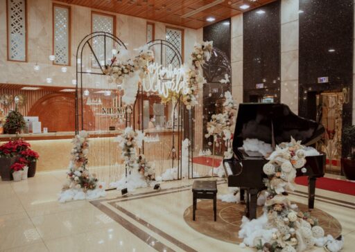 Sảnh tiệc cưới Rosewood của khách sạn Nhu Minh Plaza Đà Nẵng có sức chứa lớn và sẵn sàng đáp ứng mọi nhu cầu đặt tiệc cưới tại Đà Nẵng