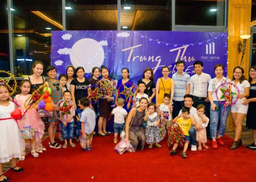 Phá cỗ Trung thu là một truyền thống văn hóa trong ngày kỷ niệm Trung thu, một ngày lễ truyền thống quan trọng trong nhiều nền văn hóa Á Đông