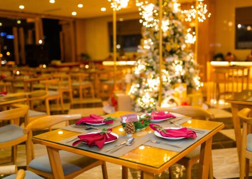 Nhiều khách sạn cao cấp tại Đà Nẵng thường có các quán bar/pub và thường tổ chức tiệc đêm Giáng sinh